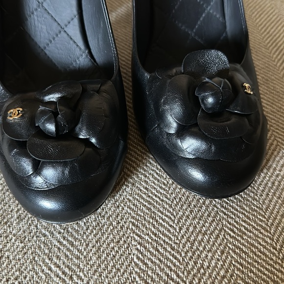 CHANEL‎ Camellia Flower Block Heel Pumps 8 39 - Picture 2 of 5